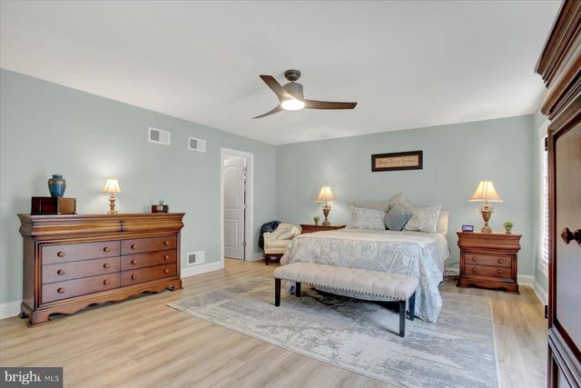 3 JAMESTOWN SQ, Mechanicsburg, PA 17050