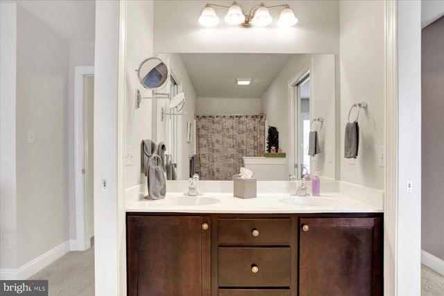3 JAMESTOWN SQ, Mechanicsburg, PA 17050