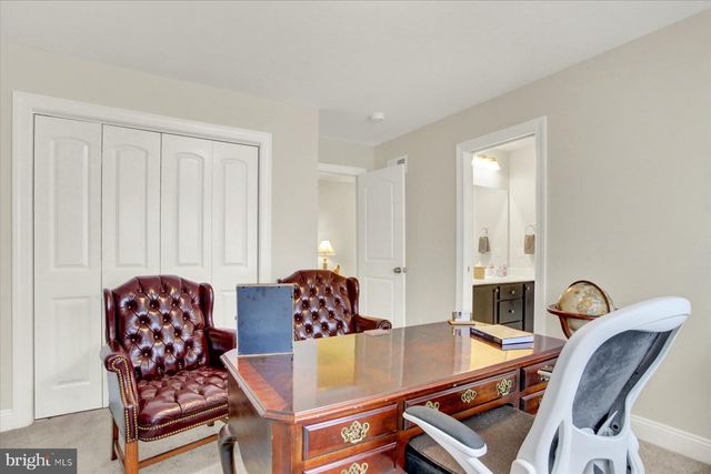 3 JAMESTOWN SQ, Mechanicsburg, PA 17050