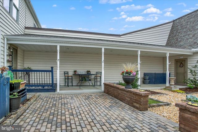 3 JAMESTOWN SQ, Mechanicsburg, PA 17050