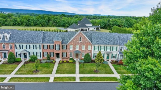 3 JAMESTOWN SQ, Mechanicsburg, PA 17050