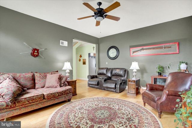 3 JAMESTOWN SQ, Mechanicsburg, PA 17050