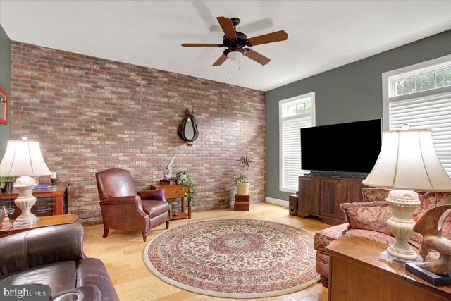 3 JAMESTOWN SQ, Mechanicsburg, PA 17050