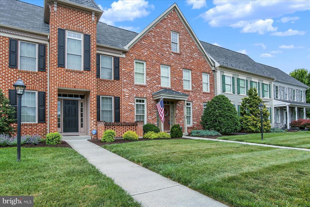 3 JAMESTOWN SQ, Mechanicsburg, PA 17050
