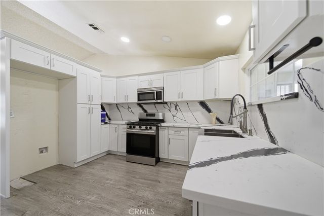 14211 La Mirada St, Victorville, CA 92392