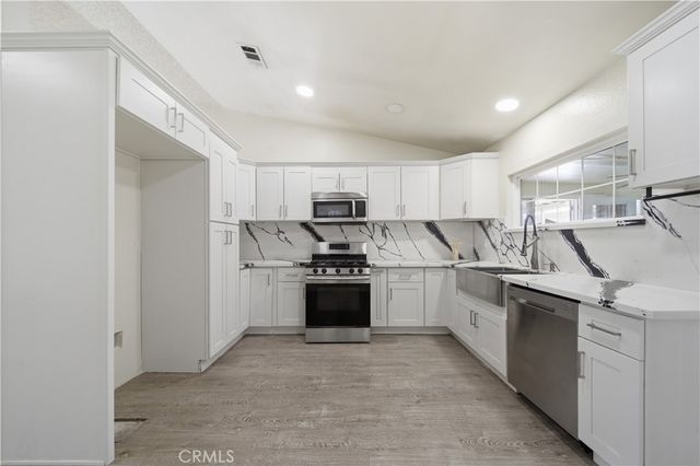 14211 La Mirada St, Victorville, CA 92392