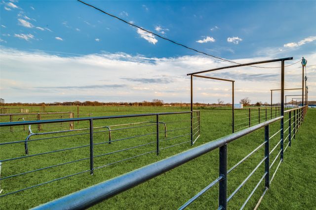 1353 Spring Creek Road, Collinsville, TX 76233