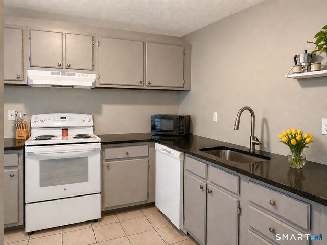 63 Heather Ridge 63, Shelton, CT 06484