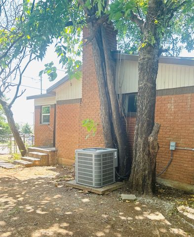 1355 Glen Garden Drive, Fort Worth, TX 76104