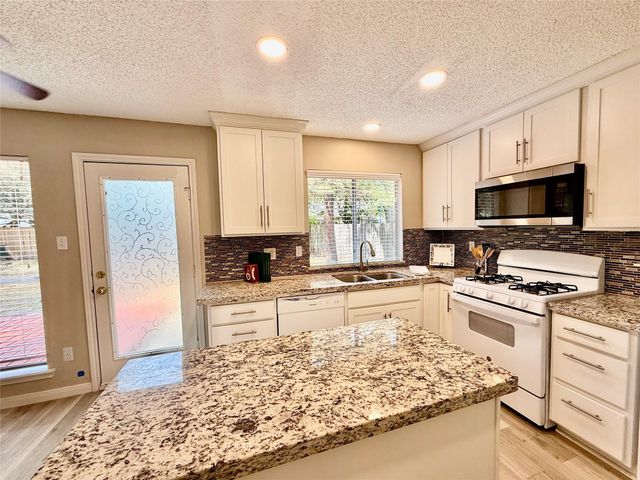 6 Leverwood Court, The Woodlands, TX 77381