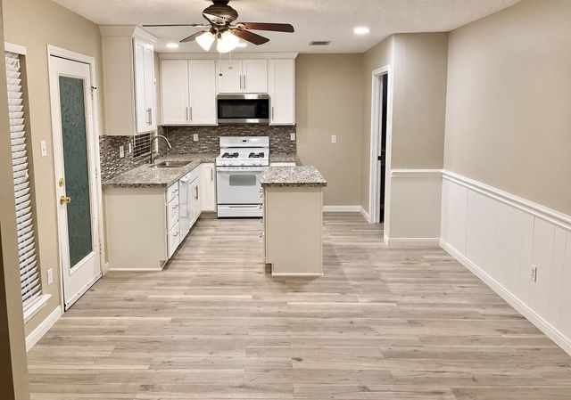 6 Leverwood Court, The Woodlands, TX 77381