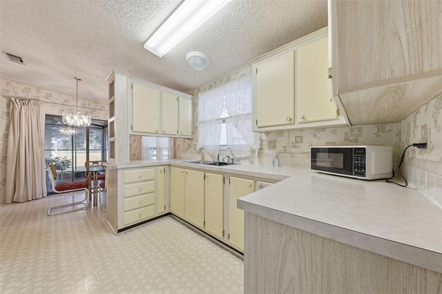 221 COVENT GARDEN AVENUE, Davenport, FL 33897