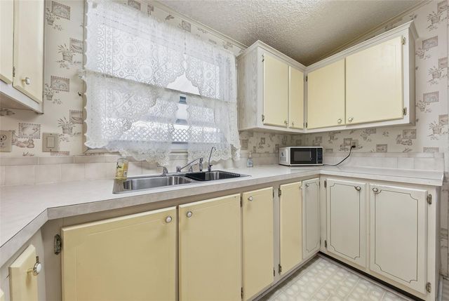 221 COVENT GARDEN AVENUE, Davenport, FL 33897