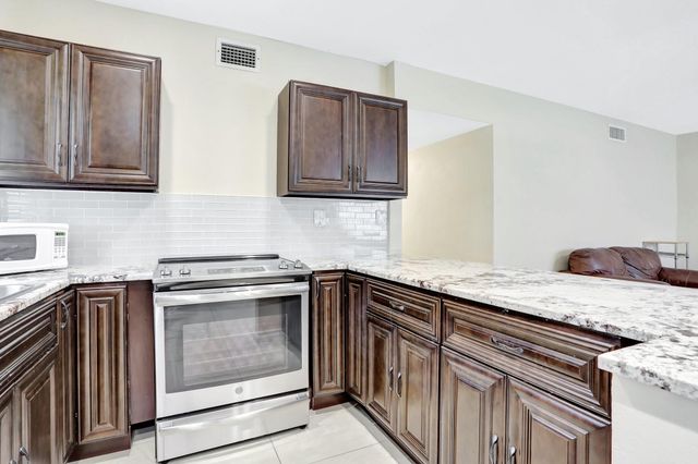 1996 NE 33rd St 4, Lighthouse Point, FL 33064