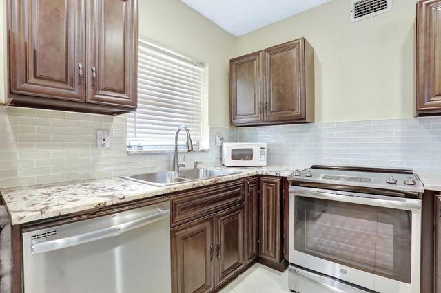 1996 NE 33rd St 4, Lighthouse Point, FL 33064