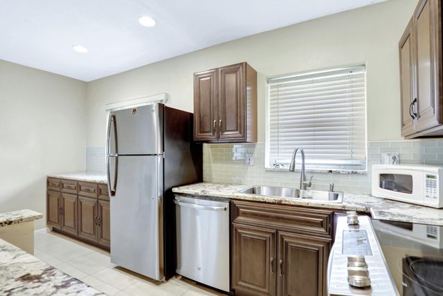 1996 NE 33rd St 4, Lighthouse Point, FL 33064