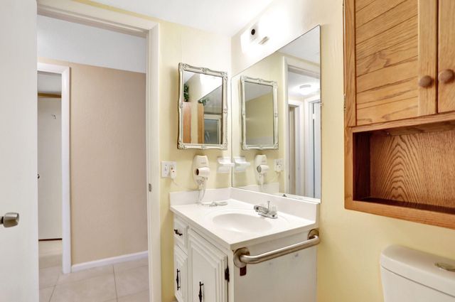 1996 NE 33rd St 4, Lighthouse Point, FL 33064