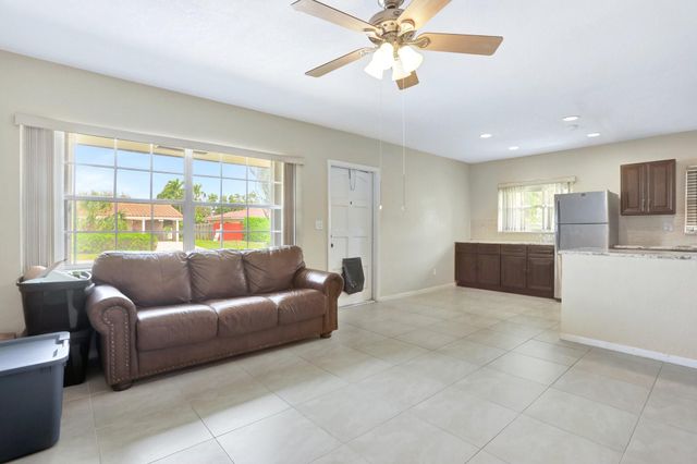 1996 NE 33rd St 4, Lighthouse Point, FL 33064