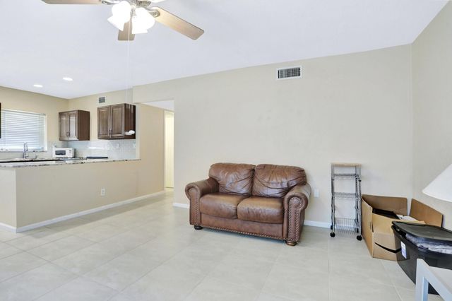 1996 NE 33rd St 4, Lighthouse Point, FL 33064