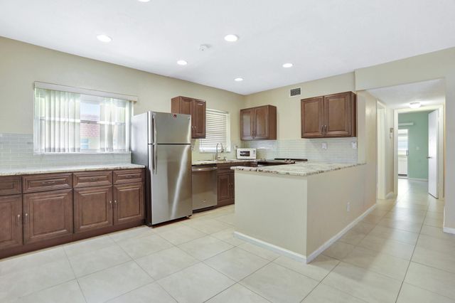 1996 NE 33rd St 4, Lighthouse Point, FL 33064