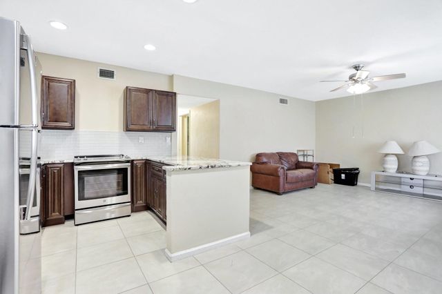 1996 NE 33rd St 4, Lighthouse Point, FL 33064