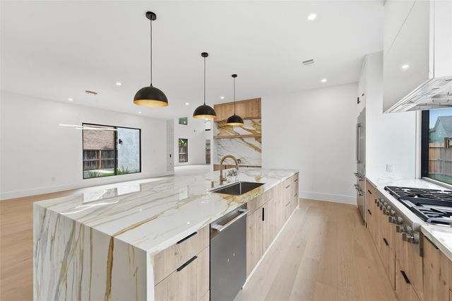 519 W 30th Street, Houston, TX 77018