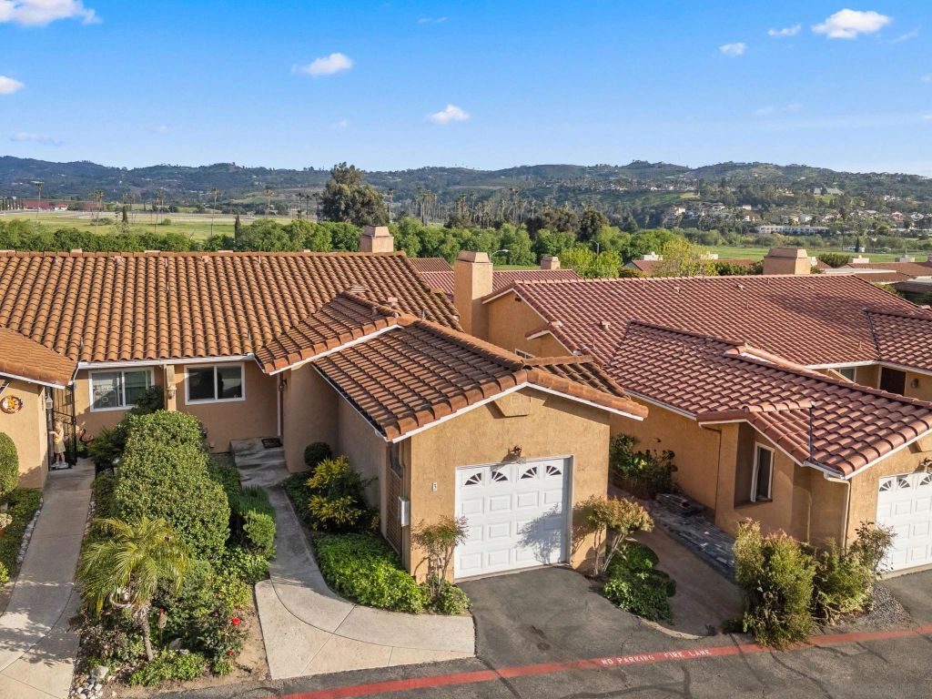 Image 2 of property listing at 31909 Del Cielo Este Unit 3, Bonsall, CA 92003