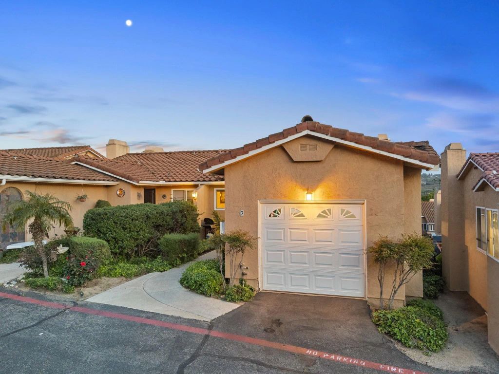 Image 4 of property listing at 31909 Del Cielo Este Unit 3, Bonsall, CA 92003