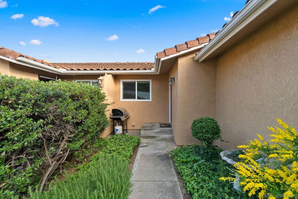 Image 5 of property listing at 31909 Del Cielo Este Unit 3, Bonsall, CA 92003