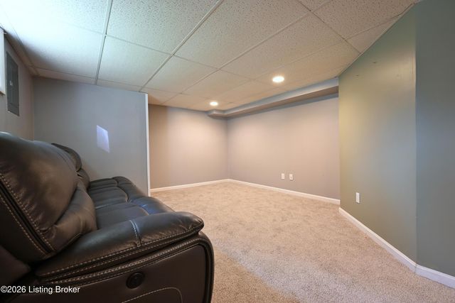 2545 Ridgewood Ave, Louisville, KY 40217