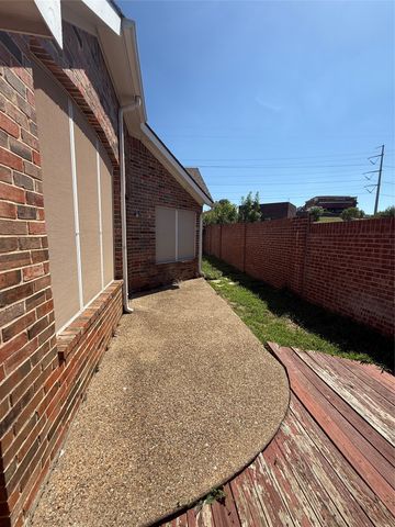 555 Southridge Way, Irving, TX 75063