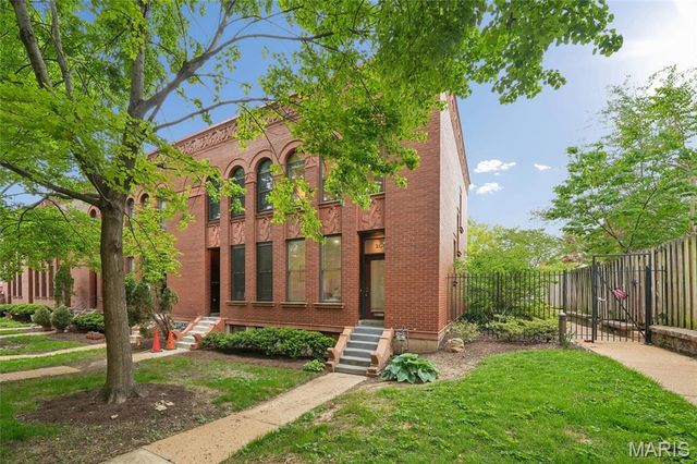 10 Manhattan Mews, St Louis, MO 63108