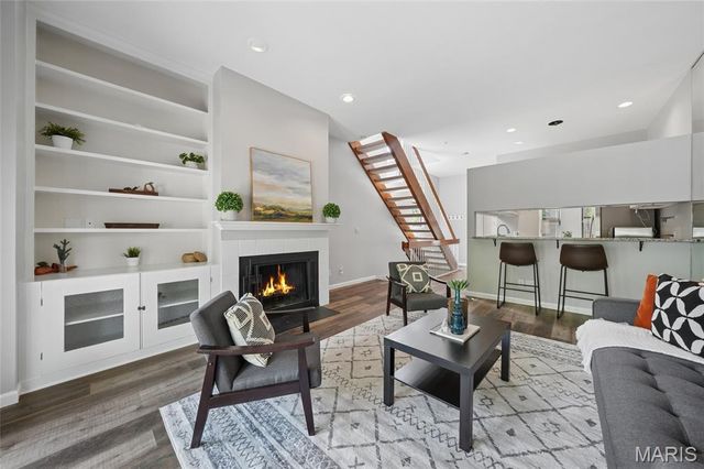 10 Manhattan Mews, St Louis, MO 63108