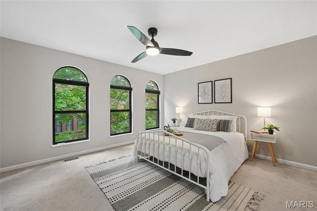 10 Manhattan Mews, St Louis, MO 63108