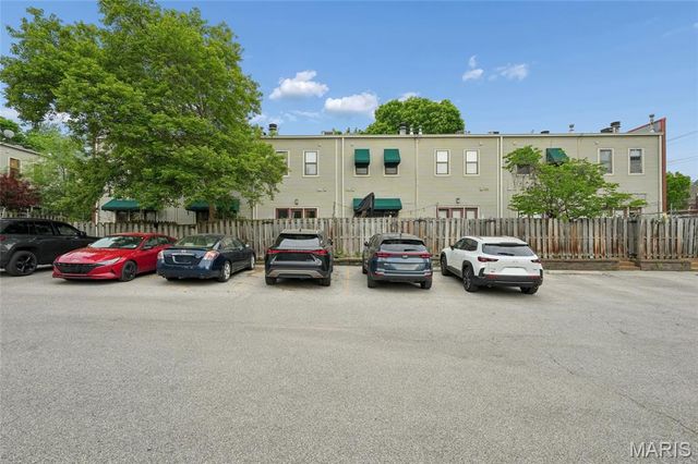 10 Manhattan Mews, St Louis, MO 63108
