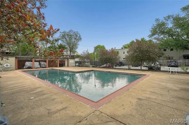 10 Manhattan Mews, St Louis, MO 63108