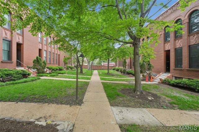 10 Manhattan Mews, St Louis, MO 63108
