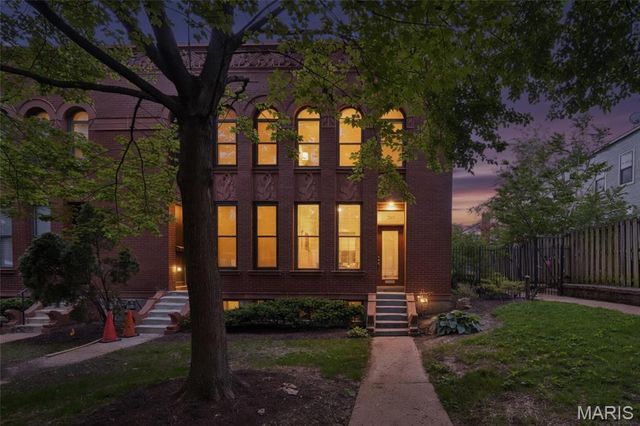 10 Manhattan Mews, St Louis, MO 63108