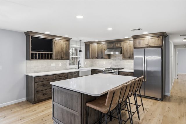 56 Sherwood Hill Dr, Holden, MA 01520