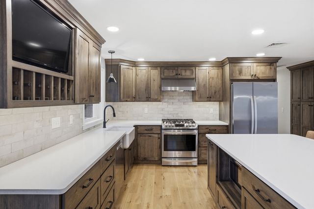 56 Sherwood Hill Dr, Holden, MA 01520