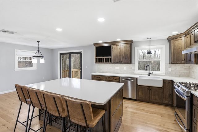 56 Sherwood Hill Dr, Holden, MA 01520