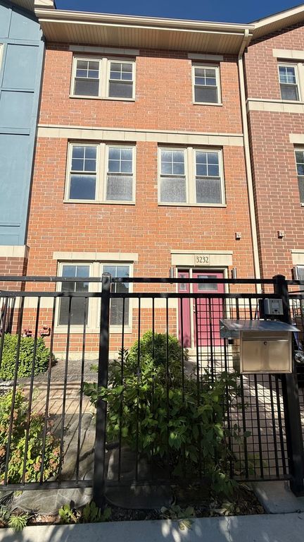 3232 S Shields Avenue, Chicago, IL 60616