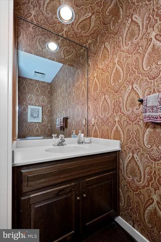 122 DOWNS DR, Wilmington, DE 19807