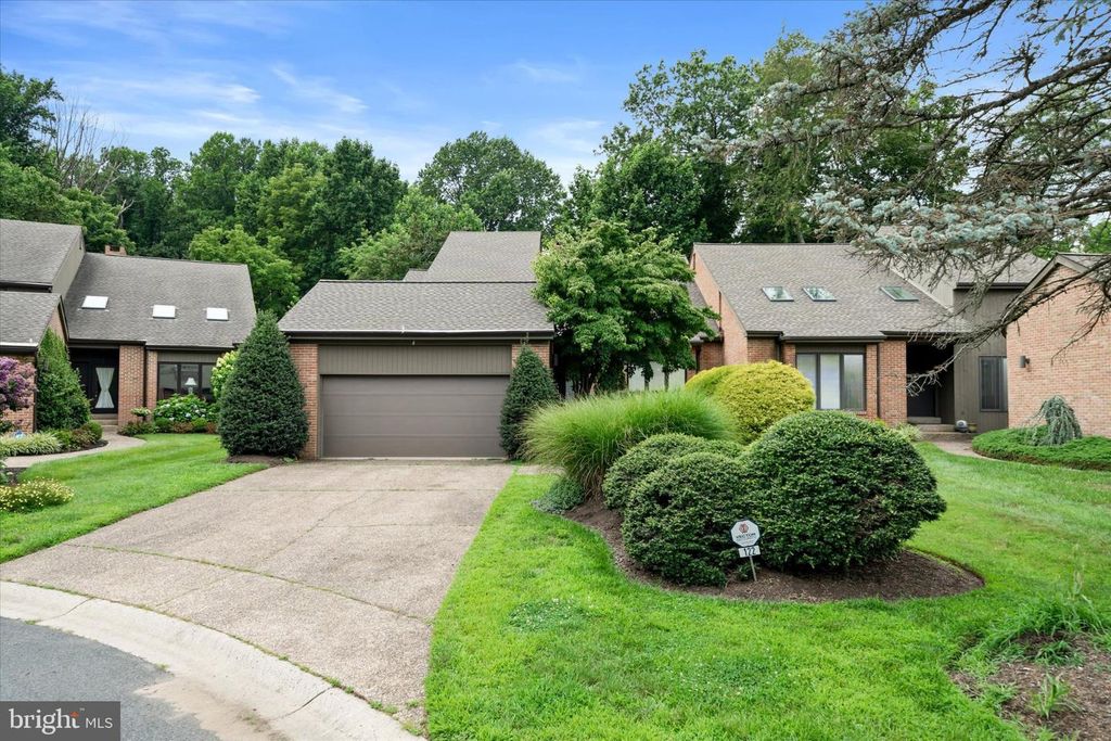 122 DOWNS DR, Wilmington, DE 19807
