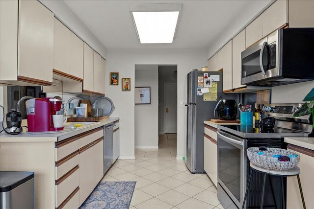 1795 Lake Cook Road 207, Highland Park, IL 60035