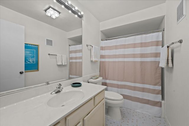 1795 Lake Cook Road 207, Highland Park, IL 60035