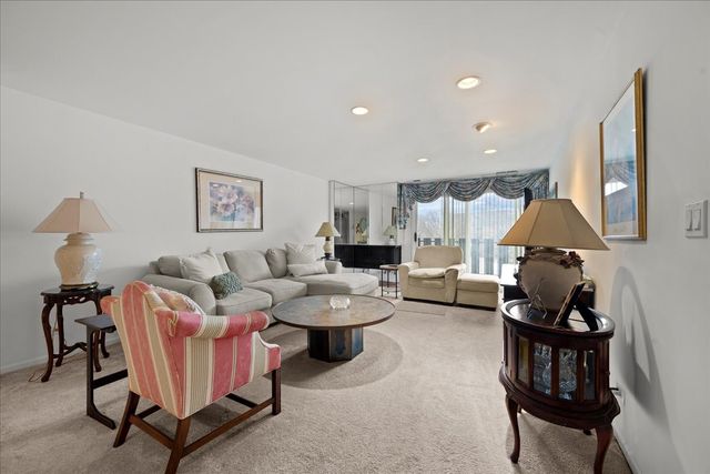 1795 Lake Cook Road 207, Highland Park, IL 60035