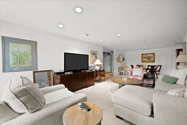 1795 Lake Cook Road 207, Highland Park, IL 60035