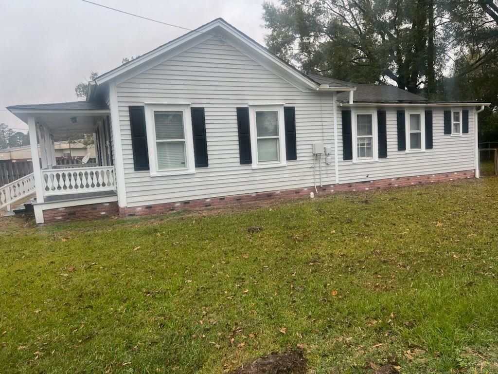 Image 1 of property listing at 104 W Middle Street, Creswell, NC 27925