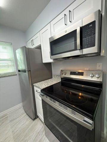 843 SKY LAKE CIRCLE B, Orlando, FL 32809
